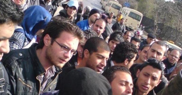 طلاب الهاشمية يعتصمون وأزمة سير في محيط دوار المدينة