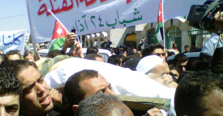 جثمان “ قتيل الداخلية” يوارى الثرى وهتافات ضد الرقاد والبخيت والسرور جثمان “ قتيل الداخلية” يوارى الثرى وهتافات ضد الرقاد والبخيت والسرور