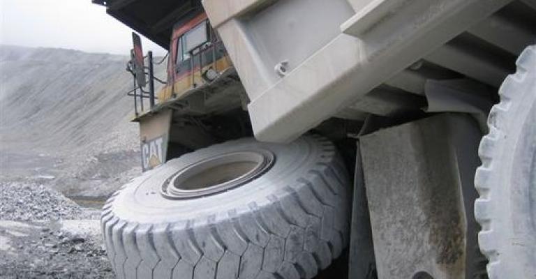 وفاة عامل وافد إثر أنفلات إطار شاحنة وفاة عامل وافد إثر أنفلات إطار شاحنة