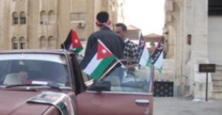 الطراونة: كتابة عبارات على العلم ممنوع قانونيا الطراونة: كتابة عبارات على العلم ممنوع قانونيا