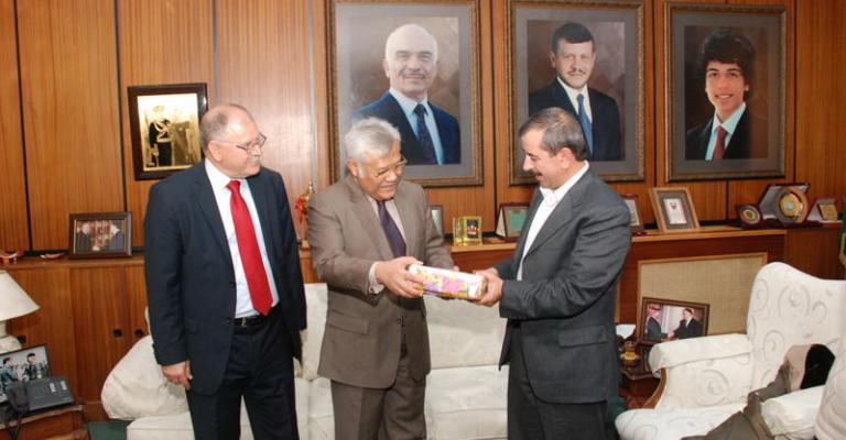 السفير الاندونيسي يكرم الدكتور محمد بني سلامه