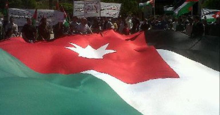 مسيرة المعارضة تلتقي باعتصام "24 آذار"تحت شعارات محاربة الفساد والوحدة الوطنية