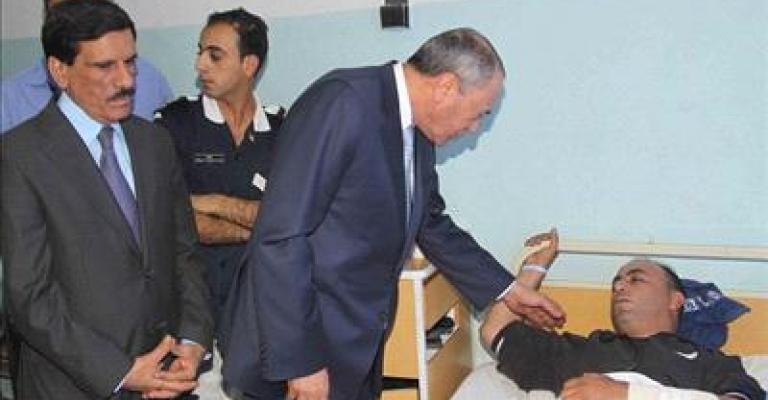 البخيت يزور جرحى الأمن ويؤكد على خيار "الامن الخشن" البخيت يزور جرحى الأمن ويؤكد على خيار "الامن الخشن"