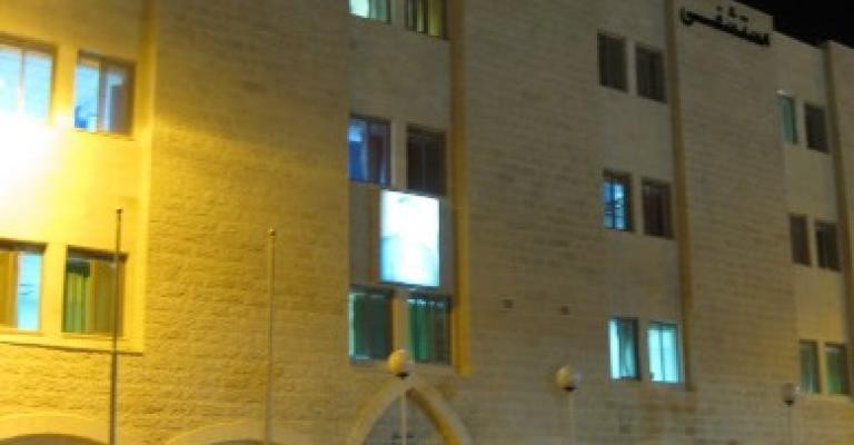 مواطن يحتج على إضراب الأطباء بخلع ملابسه