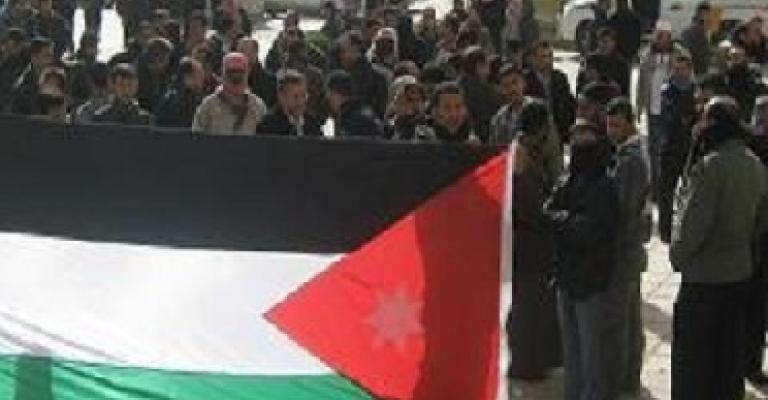  قدامى المتقاعدين العسكريين يعتصمون أمام الديوان