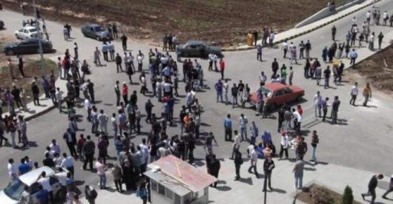 فيديو..مشاجرة عشائرية في اليرموك واقتحام مبنى رئاسة الطفيلة فيديو..مشاجرة عشائرية في اليرموك واقتحام مبنى رئاسة الطفيلة