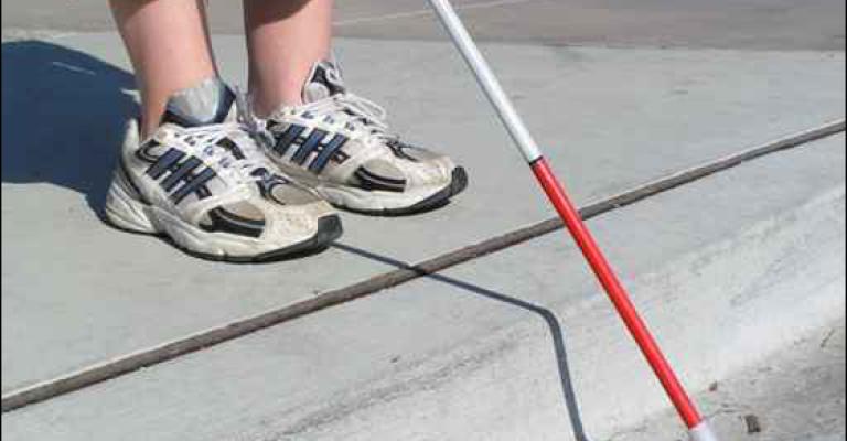 تخريج دورة السلامة المرورية في التعامل مع المكفوفين