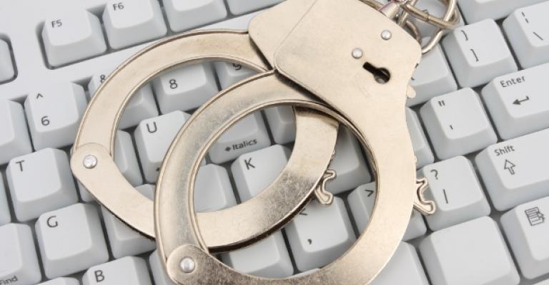 الأمن يداهم مواقع إلكترونية لتعقب معلقين