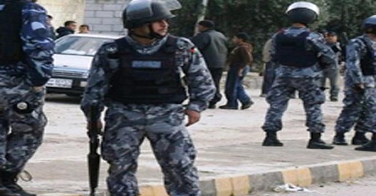 الاشتباكات تتوسع في مادبا واعتداء على سيارات وأكشاك الشرطة