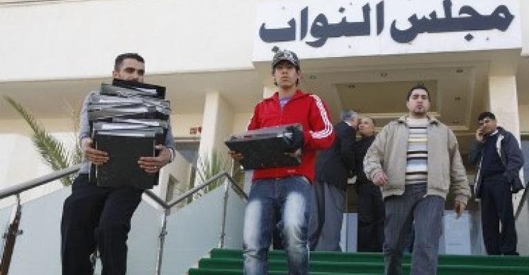 التخوف من الحل يدفع النواب للتلويح بالرحيل 