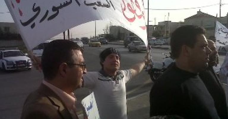 عشرات الشباب السوريين يعتصمون أمام "الأردنية"