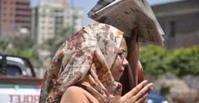 طقس حار الجمعة وزخات متفرقة مع ساعات المساء