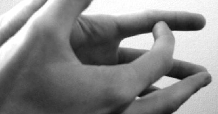 خمسيني يخنق ابنته حتى الموت خمسيني يخنق ابنته حتى الموت