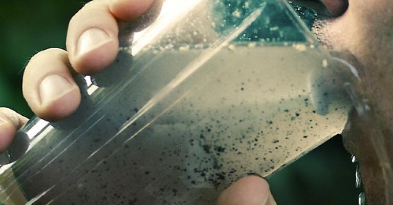 سكان داميا يشربون مياه حمراء