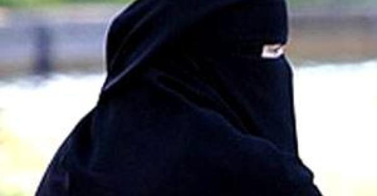 ضبط متسول يرتدي ملابس نسائية