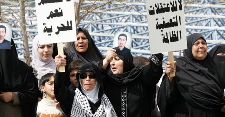 معتقلو التيار السلفي يضربون عن الطعام واعتصام للأهالي أمام الرئاسة معتقلو التيار السلفي يضربون عن الطعام واعتصام للأهالي أمام الرئاسة