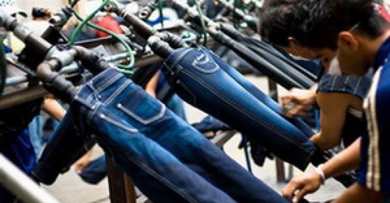 عاملات مصنع "منترند انترناشونال" يضربن عن العمل