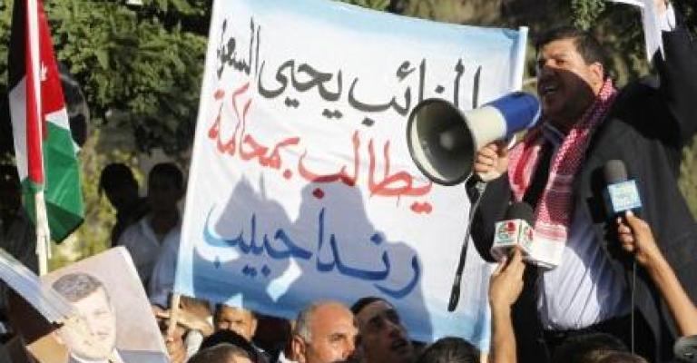 النائب السعود يقيم خيمة اعتصام أمام مكتب الفرنسية لإغلاقه وطرد مديرته