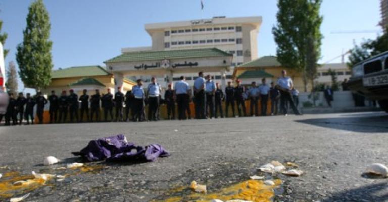 اشتباك أثناء مصادرة الأمن ” للبيض” وتشديد حول المجلس لحمايته