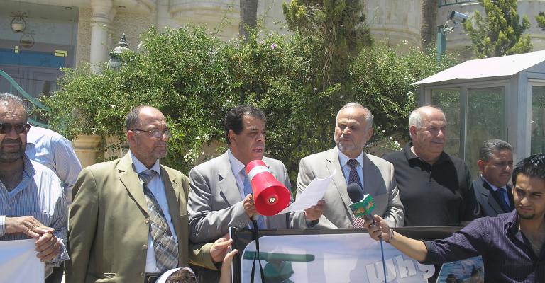 صور.. النقابات تحتج على منع اليونان “اسطول الحرية 2″ من الابحار