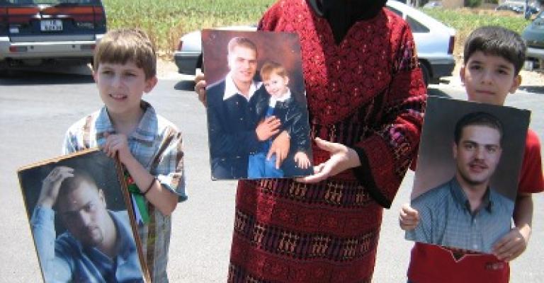 عائلة البشيتي تناشد الحكومة ببذل الجهد للإفراج عن ابنهم