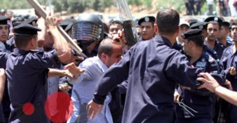 توقيف 4 من رجال الأمن وتشكيل لجنة تحقيق باعتداءات اعتصام ساحة النخيل توقيف 4 من رجال الأمن وتشكيل لجنة تحقيق باعتداءات اعتصام ساحة النخيل