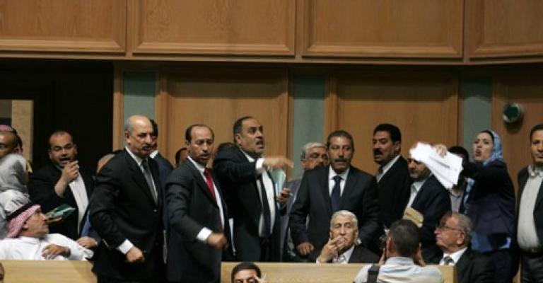 النواب يرفض الاعتداء على الاعلاميين ويطلب مهلة للإصلاح