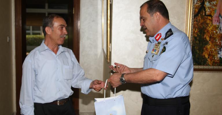 مدير الأمن يكرم سائق التكسي لأمانته مدير الأمن يكرم سائق التكسي لأمانته