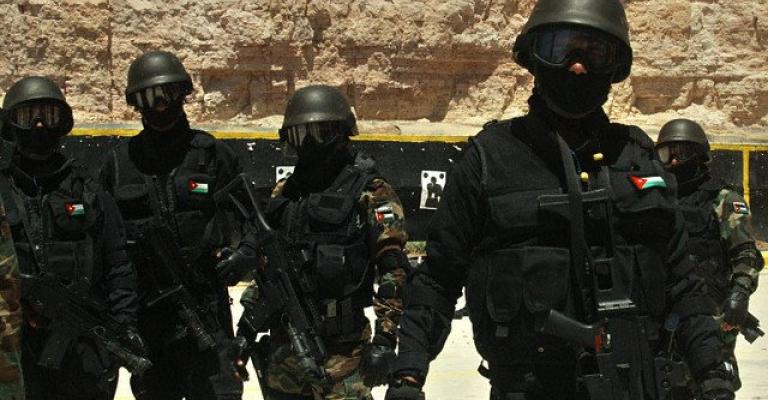 القبض على مطلوبين بحوزتهم أسلحة اتوماتيكية القبض على مطلوبين بحوزتهم أسلحة اتوماتيكية