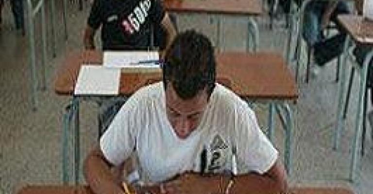 طلبة الشامل يحتجون ويلتقون مدير الامتحانات طلبة الشامل يحتجون ويلتقون مدير الامتحانات