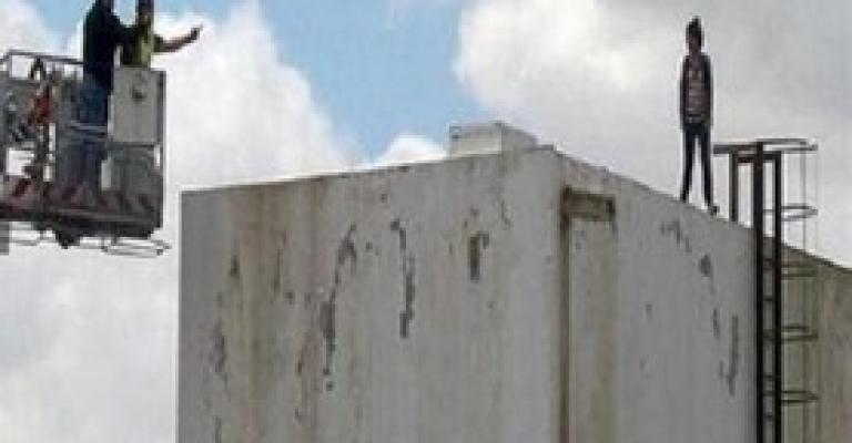 شخص يهدد بإلقاء نفسه من فوق بناية في وادي صقره