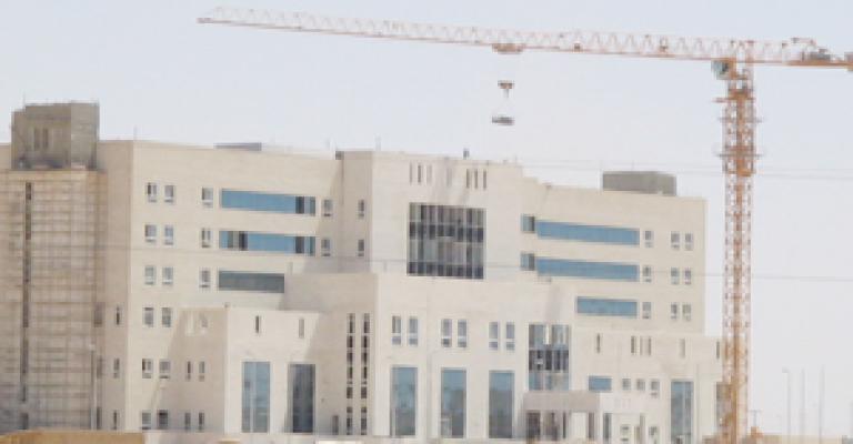 تعهد بإنجاز مستشفى المفرق رغم تهديد المقاول بوقف العمل