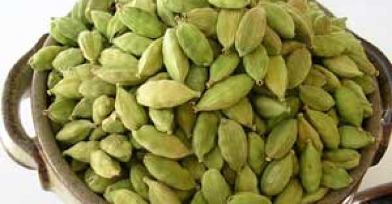 مطالبات بتخفيض الضرائب الجمركية على القهوة والهيل