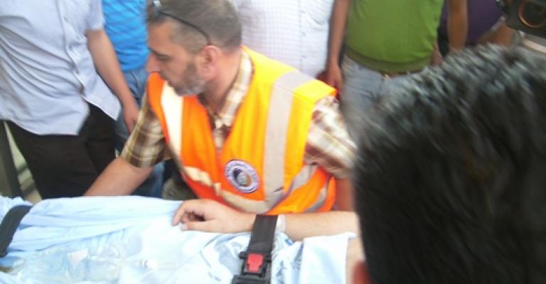 بالصور.. لحظة وصول المصاب الخالدي من الجانب السوري ونقله لمستشفى المؤسس