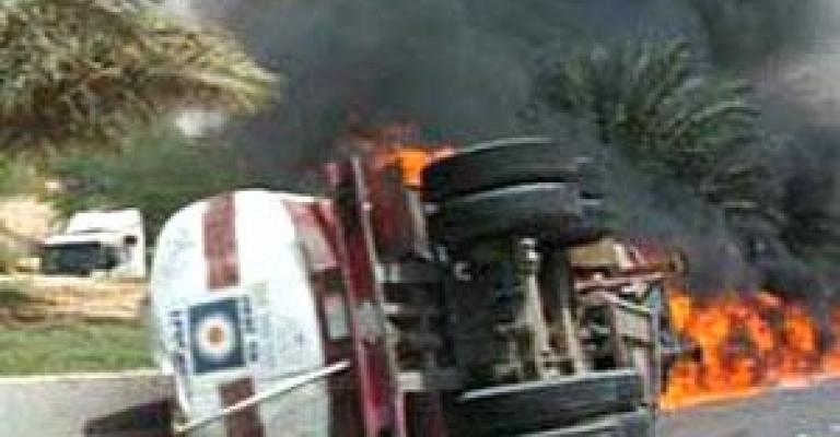 وفاة وإصابة في تصادم بين صهريجين نفط 