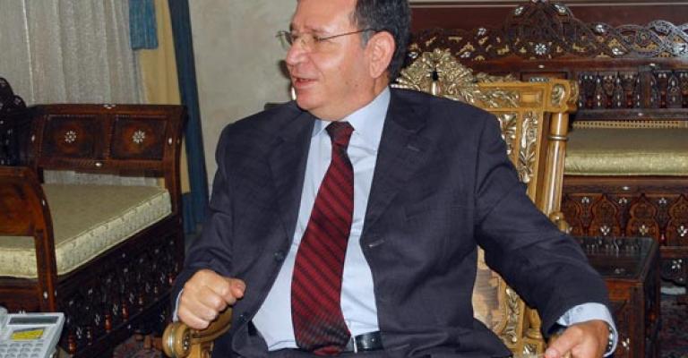 العمد يعود الى سوريا