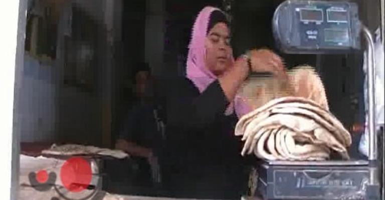 فيديو.. انوار بائعة خبز تروي عشقها للمهنة