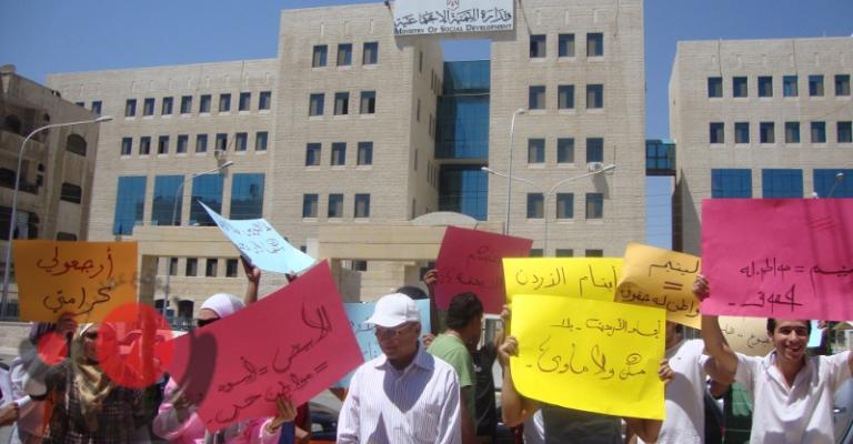 صور..خريجو مؤسسات الرعاية لعزايزة " أحنا بشر مش حمير"