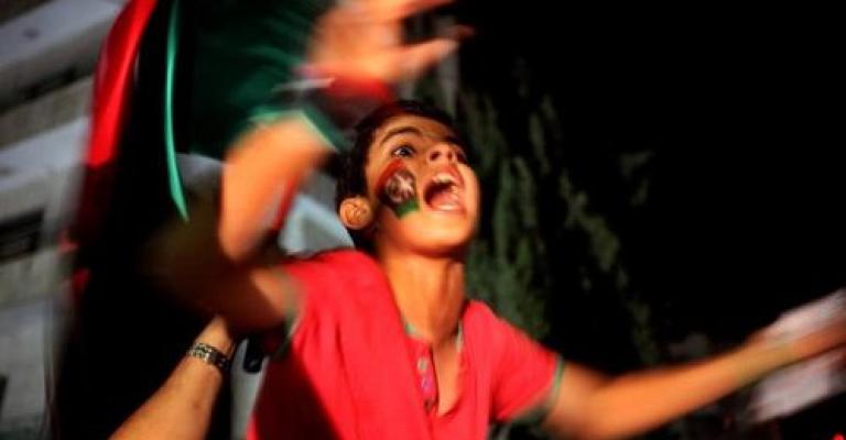 الليبيون أمام سفارتهم يرفضون حرق علم النيتو الليبيون أمام سفارتهم يرفضون حرق علم النيتو