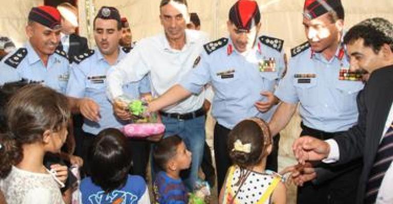 "أمن البيادر" يوزع هدايا للأطفال "أمن البيادر" يوزع هدايا للأطفال