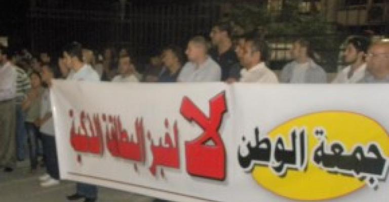 معتصمون أمام “المالية”: لا لخبز البطاقة الذكية معتصمون أمام “المالية”: لا لخبز البطاقة الذكية