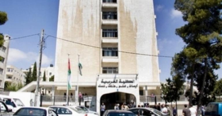 المرصد العمالي: إنهاء خدمة 30 موظفا بالكلية العربية