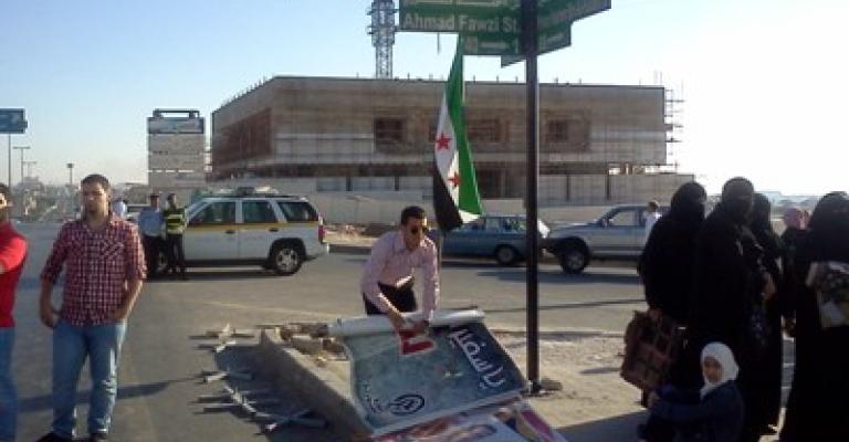 أبناء الجالية السورية يؤدون صلاة العيد أمام سفارتهم