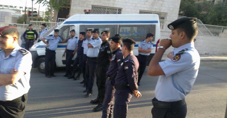 فيديو.. الأمن يمنع الاعتصام أمام السفارة البحرينية