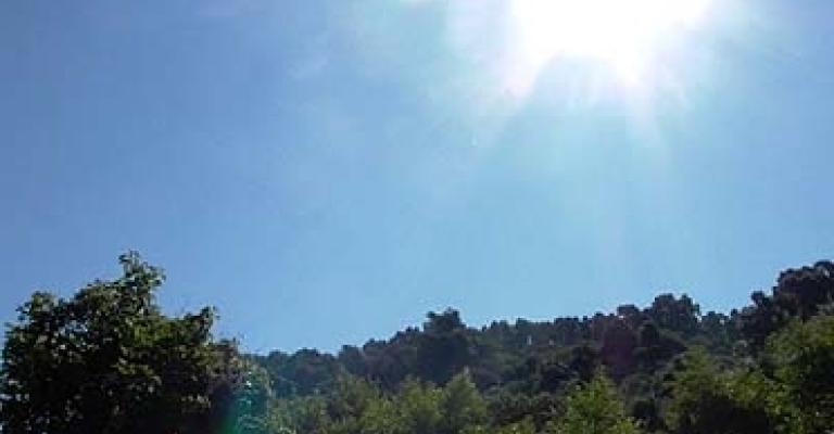 طقس حار نسبياً في عمان 30 درجة