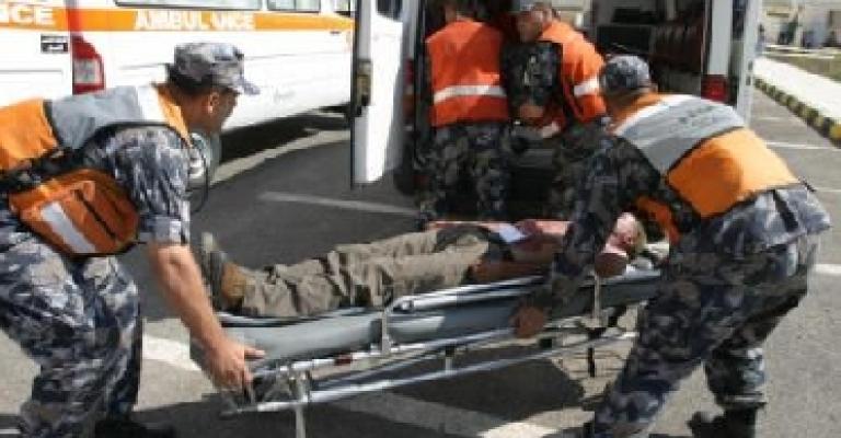 وفاتان في حادث سير وثالثة في انهيار جدار 