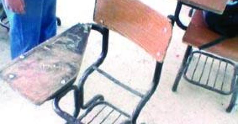 ذبحتونا تطالب بمساءلة مدير مدرسة رفض توفير مقاعد للطلبة 