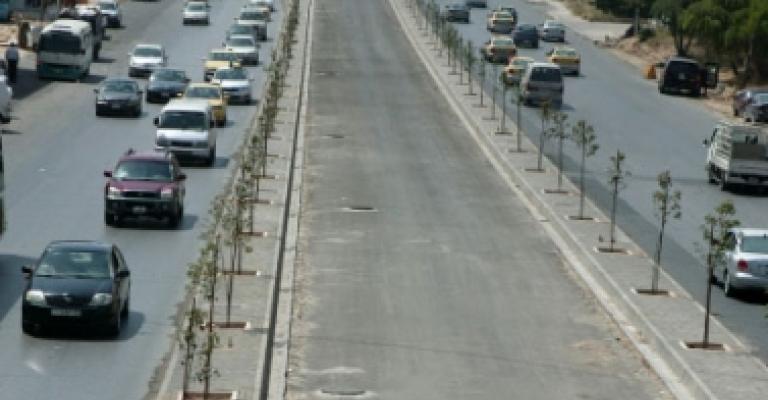 شبابية جبهة العمل تعتصم في مسار الباص السريع