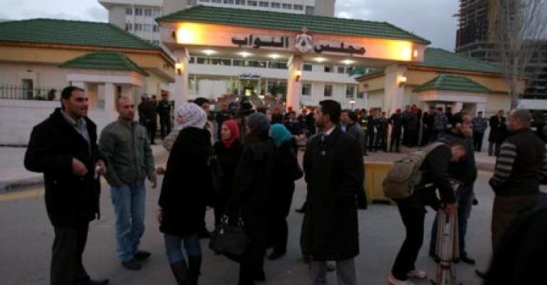 "مماعيط الذنب" يتحدون في اعتصام احتجاجي أمام مجلس النواب