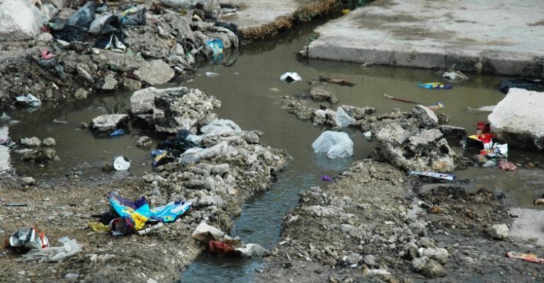 صور.. مخيم الشهيد عزمي المفتي يغرق في مياه المجاري والمسؤولية ضائعة 